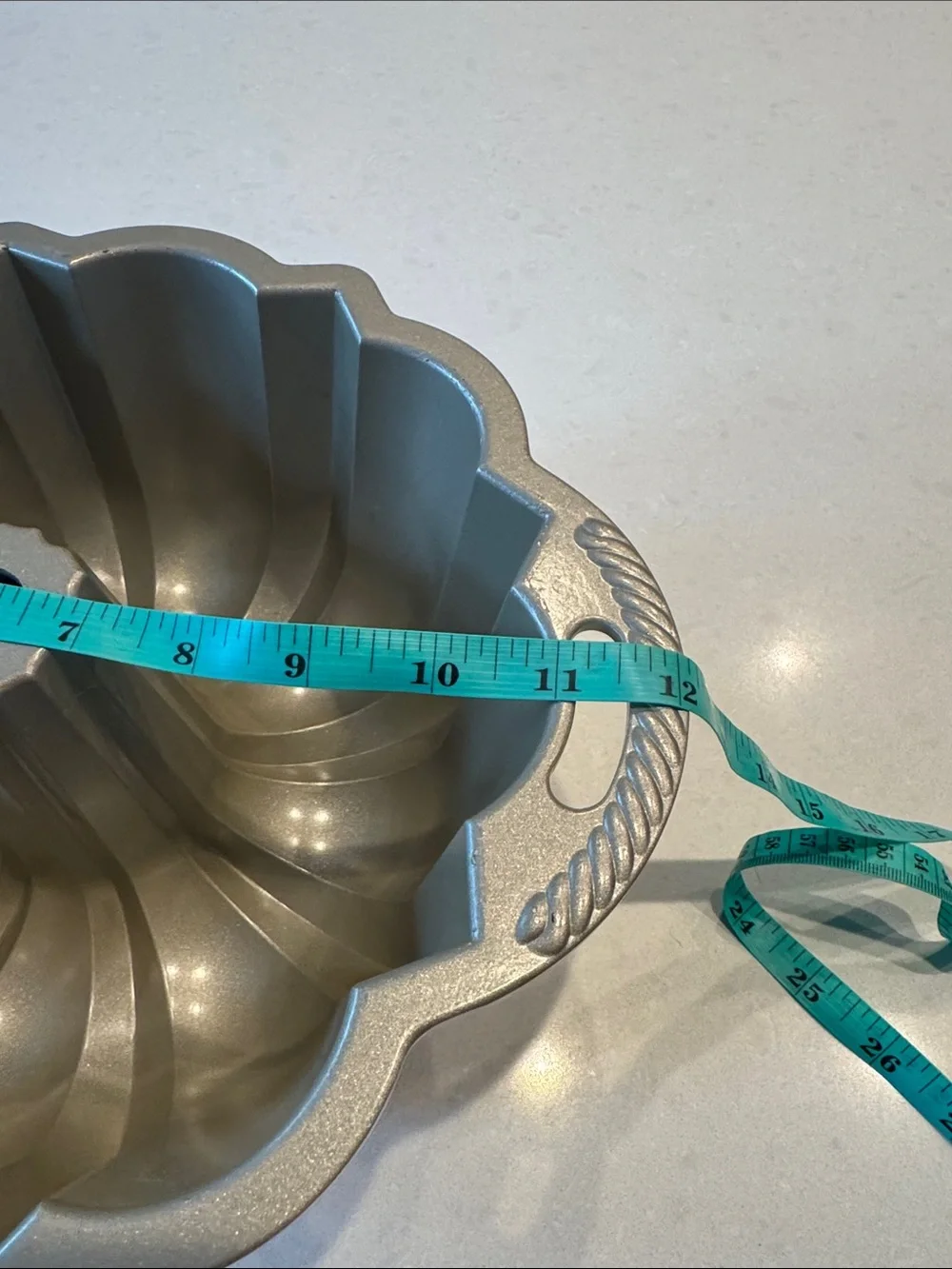 Nordic Ware anniversary Gold champagne Tone Fluted Bundt Pan Carrying Handles